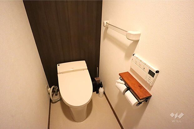 トイレ便座上部には収納もございます。［2024年5月6日撮影］