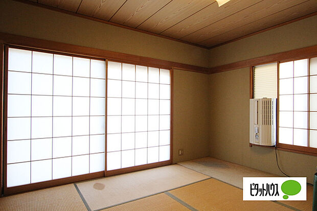 二方向に窓のある8帖の和室は一日を通して明るさが感じられます。