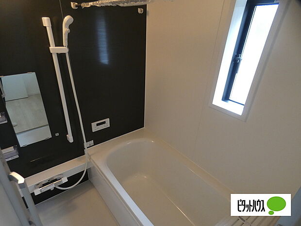 1坪タイプの広い浴室。アクセントパネル採用のモダンなデザイン。乾燥・暖房機能付き。