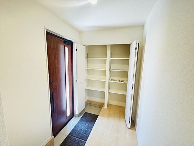 現地写真　30足以上収納できる下駄箱、狭い玄関もスッキリ使用できます。       　