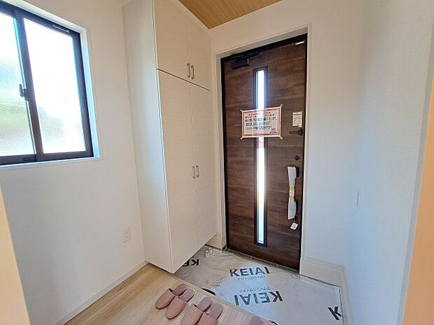 現地写真　30足以上収納できる下駄箱、狭い玄関もスッキリ使用できます。　