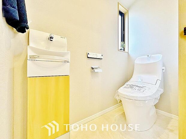 トイレはタンクレスで広い、開放感も感じる空間を演出しております。