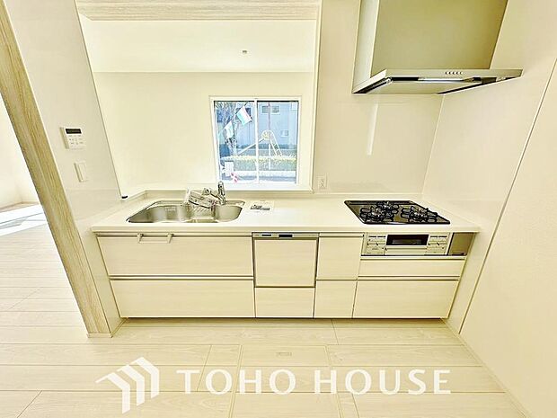 広々スペースのキッチンは使い勝手も考えられた設計。収納にも困らず調理器具もスッキリ片づけられます。