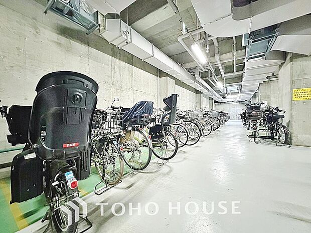 広さがしっかり確保された敷地内駐輪場。かさ張る自転車も安心して停めることができます。