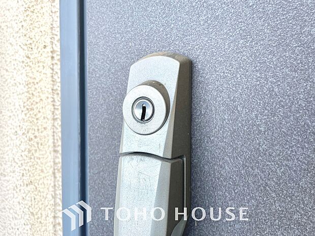 ダブルロックを採用した玄関ドア。鍵を増やすことで鍵開けに時間をかける事ができ防犯面で効果的です。