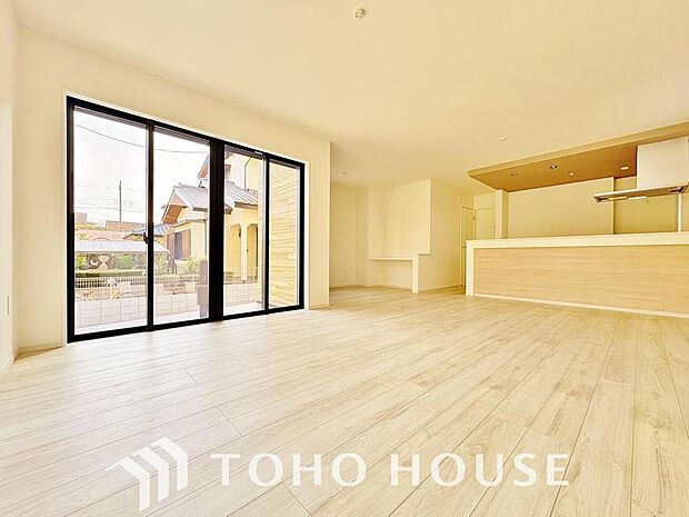 光が注がれる青い空から鮮やかに赤色にゆっくりと染まる。そんな優しい時間がここでは流れてゆく。