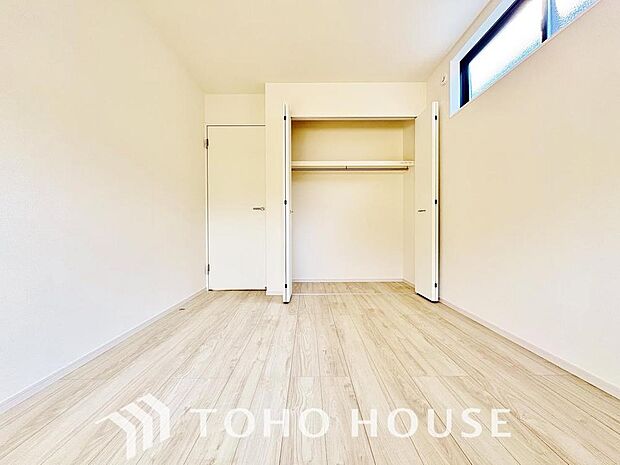 シンプルなお部屋は家具やファブリックが合わせやすいです。季節毎に模様替えをするのもいいですね。