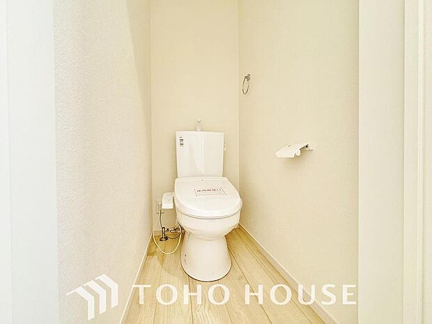 お掃除もラクラクな節水型トイレを設置しております。