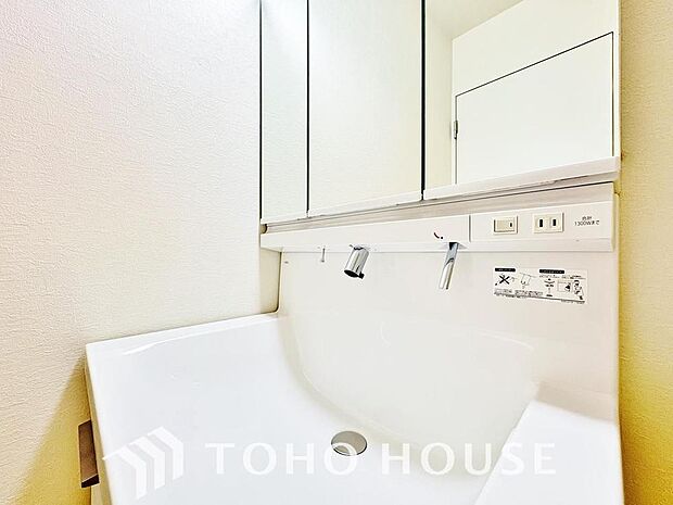 身だしなみのチェックがしやすい大きな鏡、下には収納がたっぷり。スッキリとした空間を演出いたします。