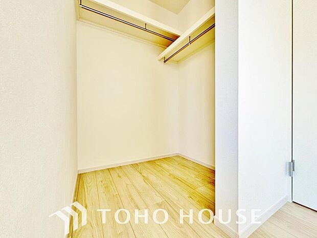 奥行きあるクローゼットを採用。衣装ケースや、掃除機といった物を収納できるような造りになっております。