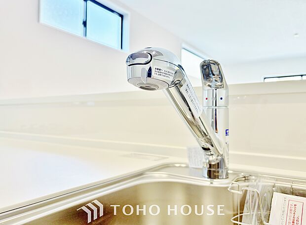 ワンタッチで浄水と原水と切り替えできる、見た目にもスマートな浄水器一体型の水栓。