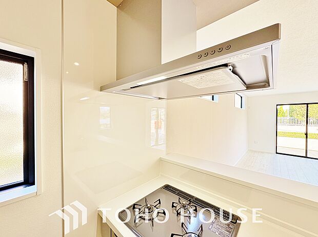 流行りのスリムタイプレンジフード。スタイリッシュな見た目はインテリアとしても高い人気がある型です。