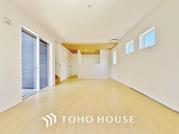 忙しい朝でも、しっかり家族が揃って食事をして頂けるゆとりある大きさのダイニングスペース。