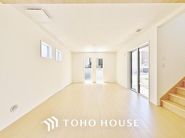 玄関から個室までの間に必ずリビングを通る為、帰宅時や外出時に家族と顔を合わせやすいリビング階段を完備