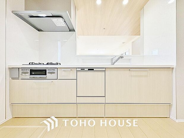 高級感あるカウンター、排水一体型シンク、3口コンロ、浄水器内蔵シャワー混合栓を完備。