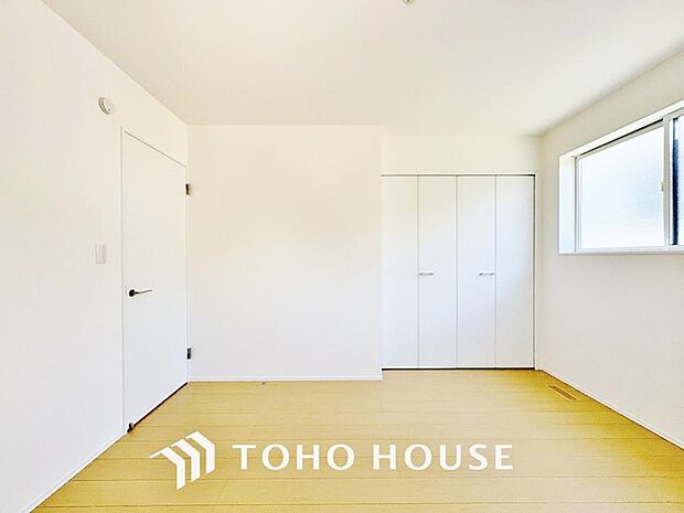 クローゼットを完備。家具の配置にも困らない設計がされており、採光と室内のバランスが絶妙です。