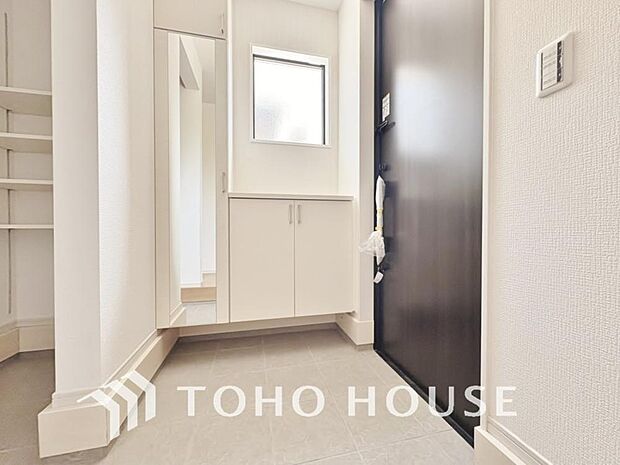 ゲストを招き、家族を迎える玄関は、ディスプレイや照明にこだわってみてはいかがでしょうか。