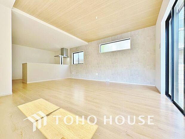 忙しい朝でも、しっかり家族が揃って食事をして頂けるゆとりある大きさのダイニングスペース。