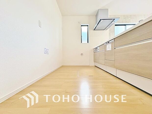 ご家族みんなで調理ができる位のスペースを実現したキッチン空間となっております。