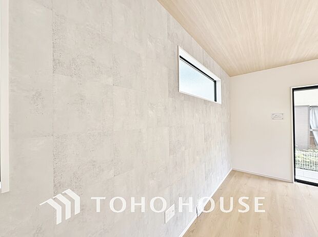 クロスの一部に違う色や柄を取り入れ、単調になりがちなお部屋の雰囲気を変えるアクセントクロスを採用。