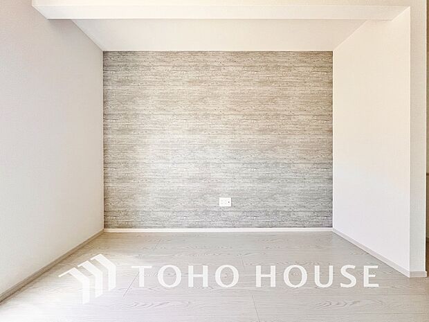 クロスの一部に違う色や柄を取り入れ、単調になりがちなお部屋の雰囲気を変えるアクセントクロスを採用。