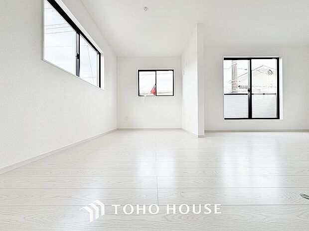 床とクロスの色をシンプルにし、疲れた日でも安らげる空間へ。帰宅する喜びのあるお部屋となるように。