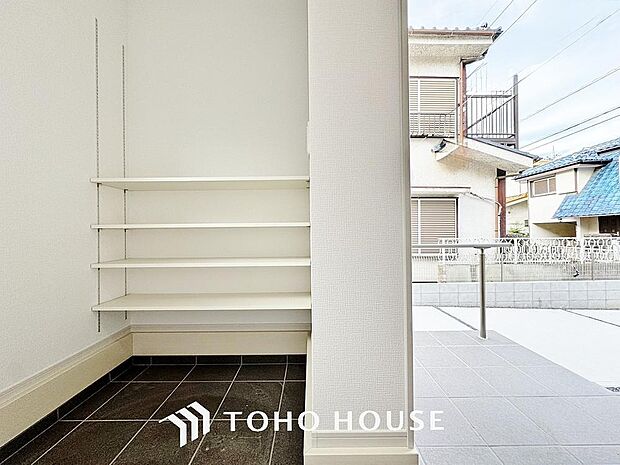 土足のまま入れるので、ゴルフバックなどがそのまま収納可能。散らかりがちな玄関をすっきりと保てます。