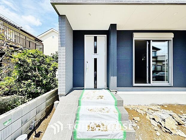 毎日みんなを見送り、そして迎え入れる場所だから。帰りたくなる家をテーマに設計した、自慢の玄関です。