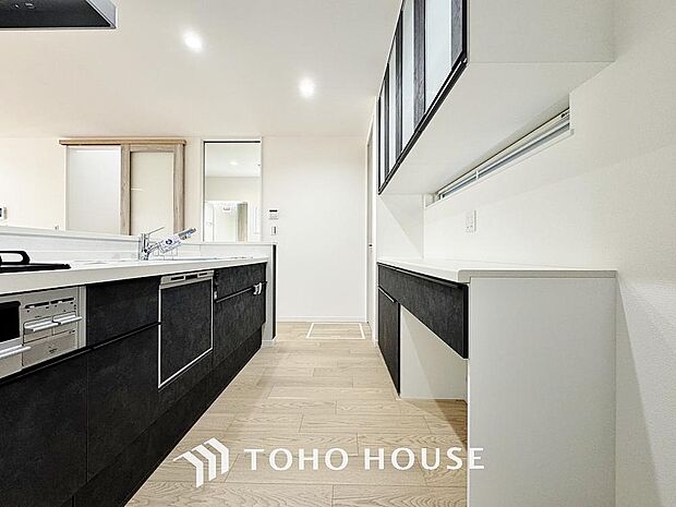 広々スペースのキッチンは使い勝手も考えられた設計。収納にも困らず調理器具もスッキリ片づけられます。