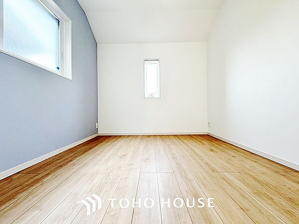 クロスの一部に違う色や柄を取り入れ、単調になりがちなお部屋の雰囲気を変えるアクセントクロスを採用。