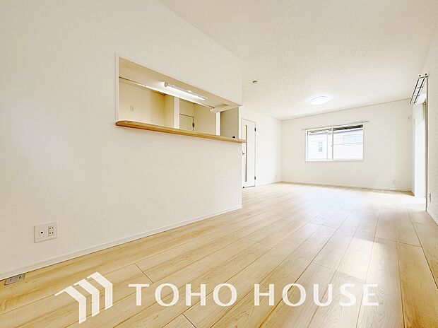 ご家族の集うリビングは明るいクロスとバルコニーから入る光で会話が弾む憩いの場。