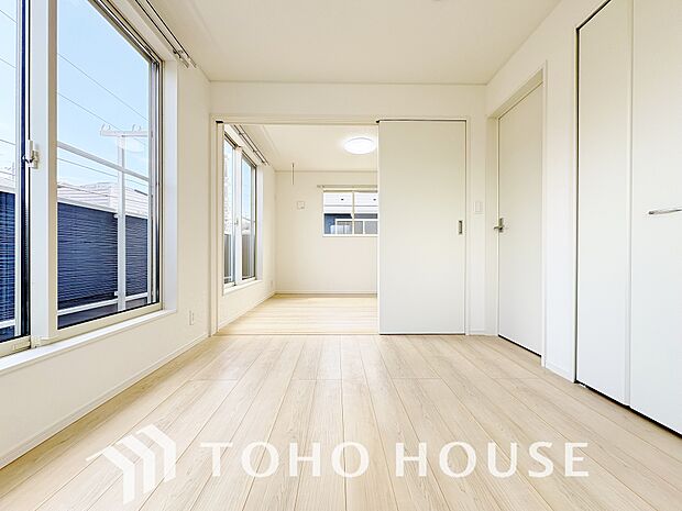 床とクロスの色をシンプルにし、疲れた日でも安らげる空間へ。帰宅する喜びのあるお部屋となるように。