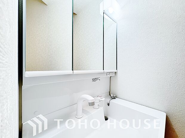 手で洗いたい大切な服など、広く使えると助かる洗面台は汚れの付きにくい形状と素材で造られております。