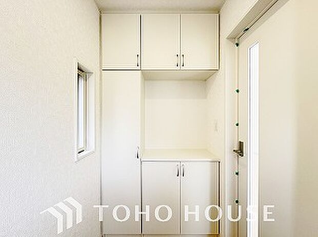 シューズボックスは限られた玄関スペースでも収納を取れる為、玄関内をすっきり片付けることができます。