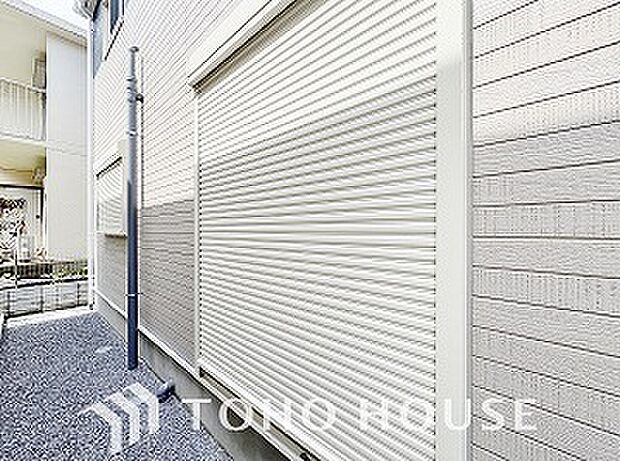 防犯機能のシャッターを完備しております。女性のチカラでも開閉が可能ですのでラクラクな所も便利です。