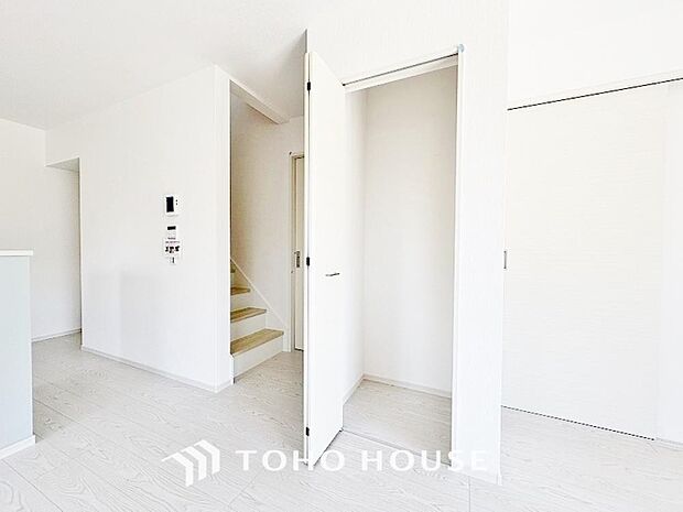 リビングに収納スペースをご用意致しました。キッチンやリビング周りをスッキリさせたい方に！