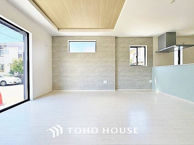 家族皆が集まる場所だからこそ、アクセントクロスを採用し、デザイン性溢れる使い勝手のいい空間に。