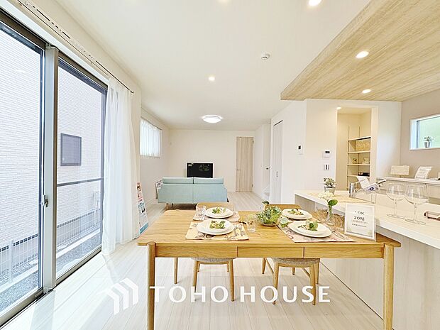 朝は爽やかな日差しを浴びながら、家族みんなでおいしい朝食。昼下がりにはのんびりと過ごすひと時。