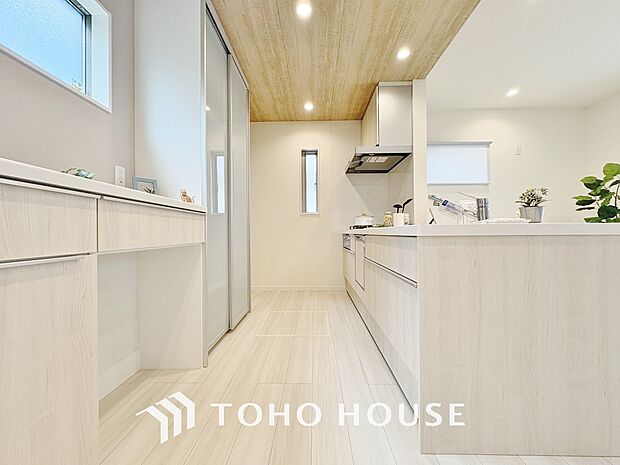 キッチンは、リビングで寛ぐ家族や小さなお子様を見守りながら料理が出来る対面式の温もり設計。