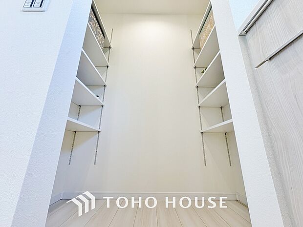 買い置きした日用品や食品等を収納する場所として、最適なキッチンスペースのパントリー収納がございます。