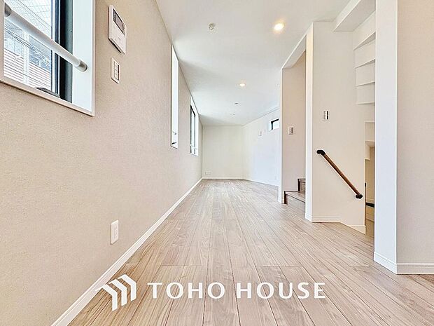 ご家族の集うリビングは明るいクロスとバルコニーから入る光で会話が弾む憩いの場。