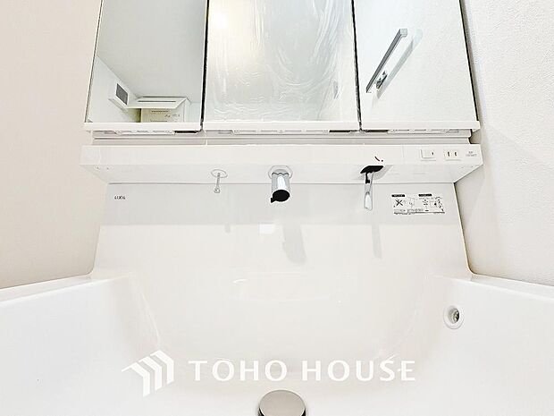 シンプルだからこそ使いやすい。スタンダードなデザインの洗面ボウルは清潔感あるオフホワイトです。