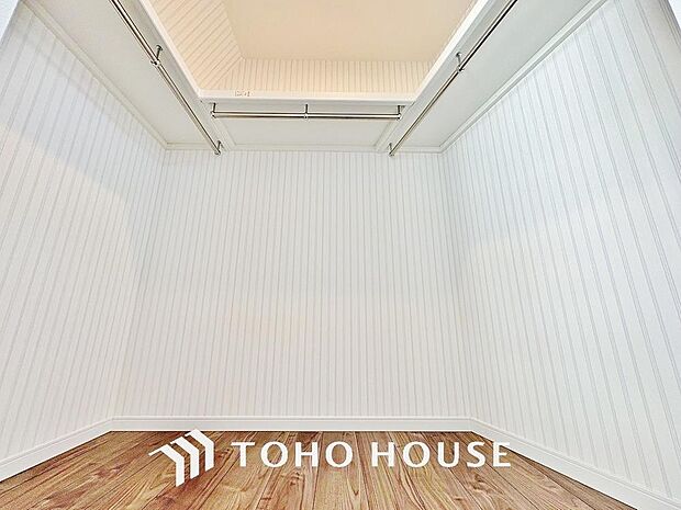 ウォークインクローゼットは洋服だけでなく、帽子や鞄などの小物もまとめて収納できるのが嬉しいですよね。