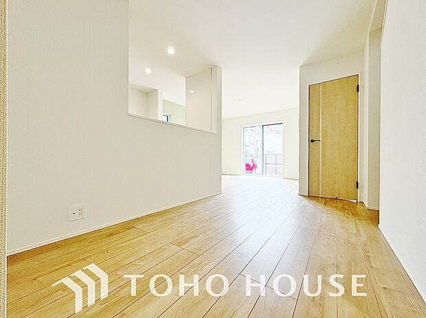 忙しい朝でも、しっかり家族が揃って食事をして頂けるゆとりある大きさのダイニングスペース。