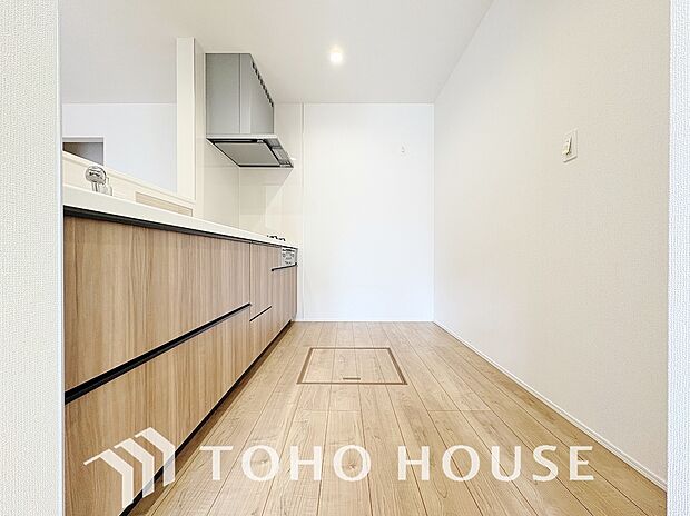 キッチンの収納は、デッドスペースになりやすい箇所を有効活用できる、スライド式収納を採用しました。