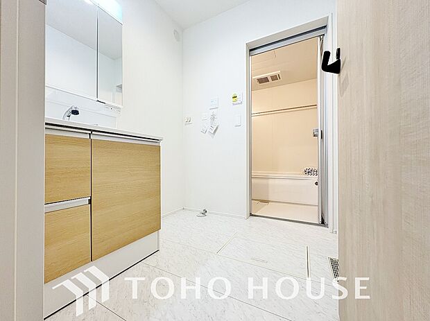 お家の中でも特にプライベートスペースとなる洗面所は、洗濯場所と浴室を同じ空間でまとめております。