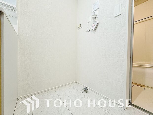 脱衣所内に洗濯機を置けるスペースを確保！ご家族のお洗濯物を洗う際にも大容量の洗濯機を置けて便利です。