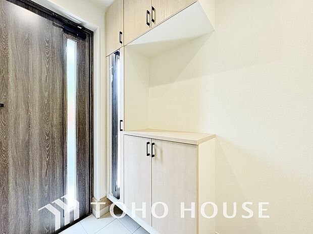 人を迎え入れる最初の場所だからこそ、清潔感がある空間にして頂ける様シューズボックスを設置しました。