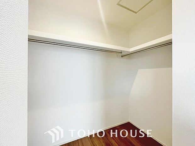 たっぷりと荷物が入るウォークインクローゼット。ぜひ現地で広さを確かめてください。