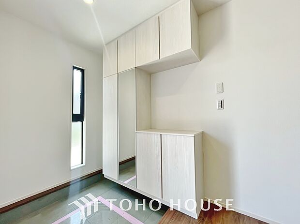 シューズボックスは限られた玄関スペースでも収納を取れる為、玄関内をすっきり片付けることができます。